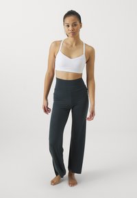 Yogasearcher JAIPUR FLARE PANTS - Donji dijelovi trenirke - forest