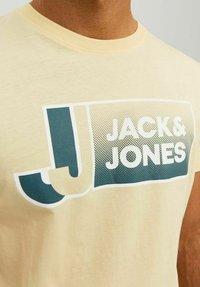 Jack & Jones JCOLOGAN CREW NECK - T-shirt imprimé - pale banana