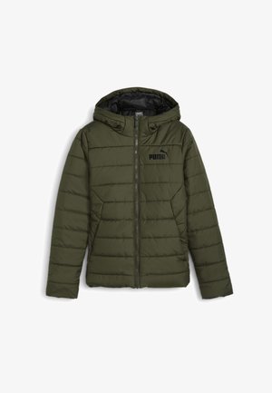 Veste matelassée vert olive avec capuche, fermeture éclair frontale, poches latérales et logo Puma noir sur le côté gauche de la poitrine.