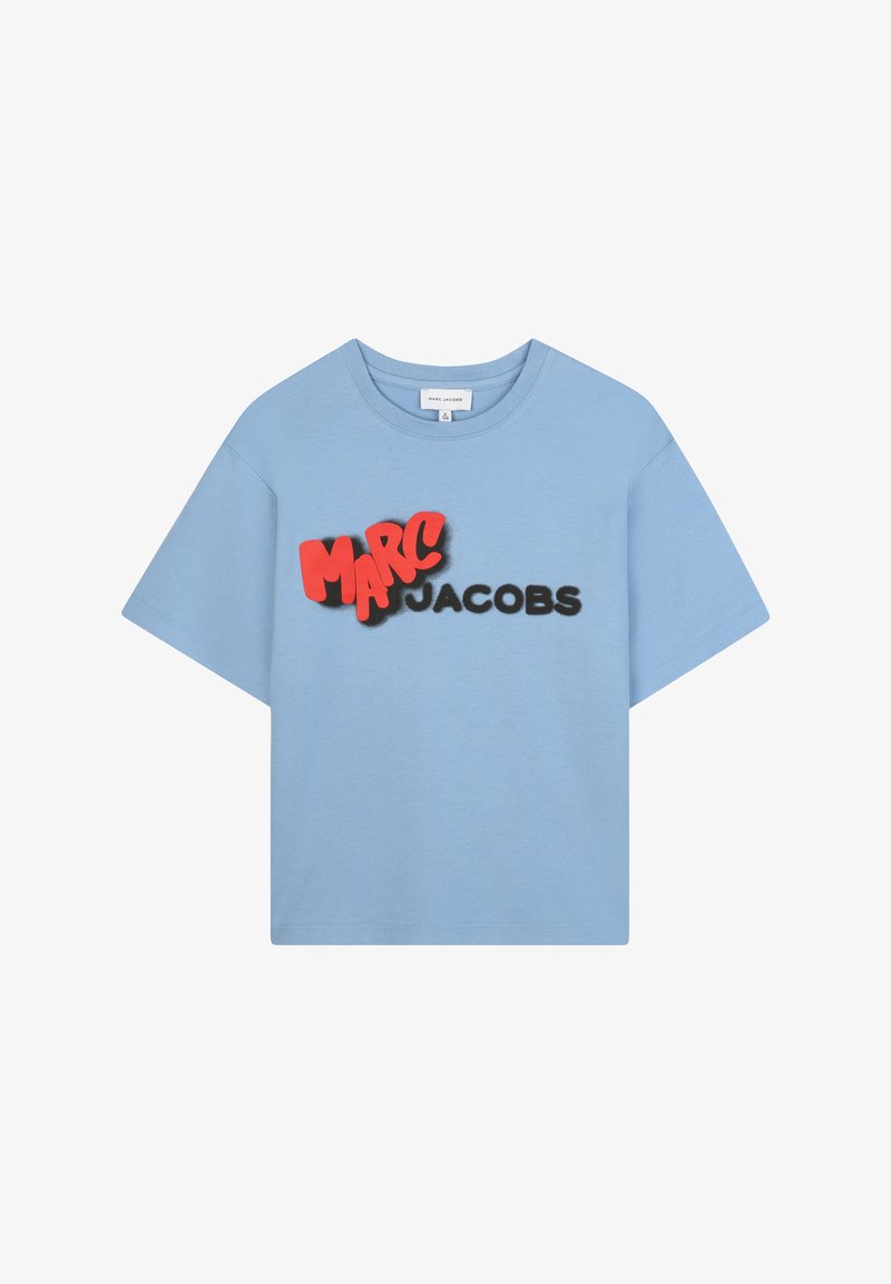 T-shirt en coton bleu clair avec un grand graphique rouge et noir "MARC JACOBS" sur le devant. Manches courtes et encolure ronde.