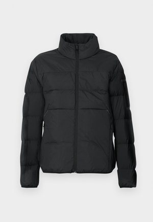 Casaco puffer preto com gola alta, fecho frontal e detalhes em costura horizontal. Apresenta um bolso lateral com fecho e textura suave.