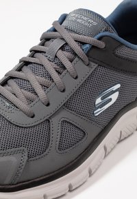 Skechers Wide Fit TRACK - Sapatilhas - grey/navy