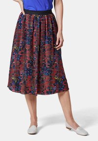 Jupe multicolore, longueur genoux, avec un motif de rayures horizontales en rouge, noir et bleu. Ceinture élastique noire.