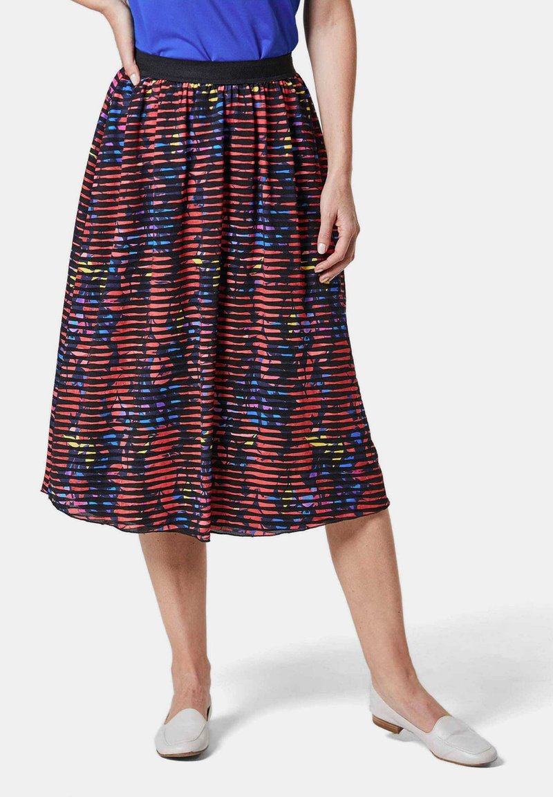 Jupe multicolore, longueur genoux, avec un motif de rayures horizontales en rouge, noir et bleu. Ceinture élastique noire.