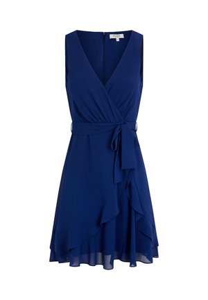 Marineblauwe wikkeljurk met mouwloos ontwerp, diepe V-hals, aangehechte riem en gelaagde volant zoom. Gemaakt van lichtgewicht stof.