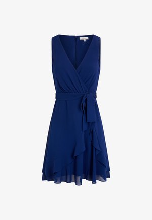 Marineblauwe wikkeljurk met mouwloos ontwerp, diepe V-hals, aangehechte riem en gelaagde volant zoom. Gemaakt van lichtgewicht stof.