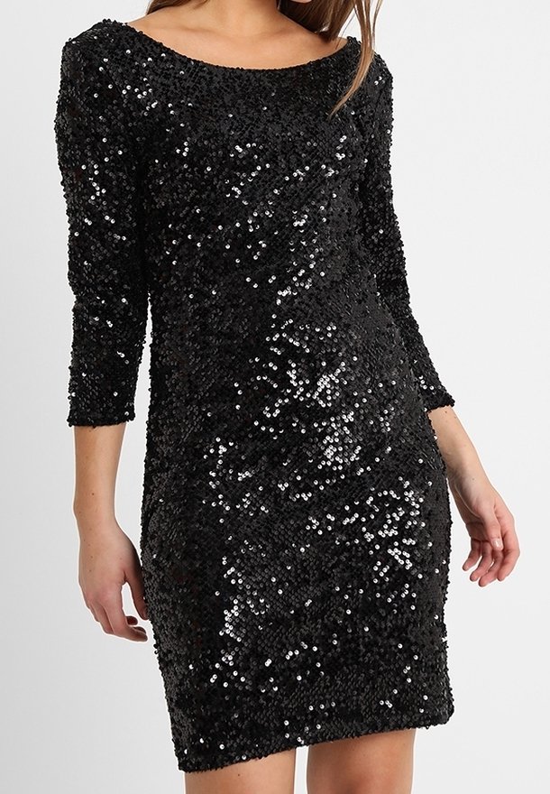 Robe noire à manches courtes recouverte de sequins, avec un décolleté bateau et une silhouette ajustée. La texture réfléchissante ajoute de l'intérêt visuel.