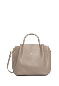 Sac à main en cuir texturé gris avec deux petites poignées, une bandoulière amovible et des garnitures dorées. Présente le nom de la marque imprimé sur le devant.