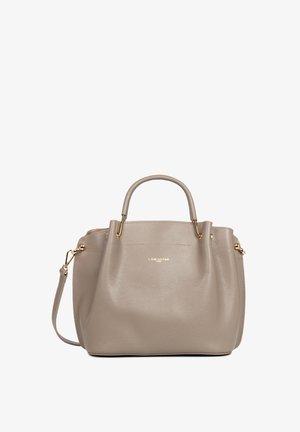 Sac à main en cuir texturé gris avec deux petites poignées, une bandoulière amovible et des garnitures dorées. Présente le nom de la marque imprimé sur le devant.