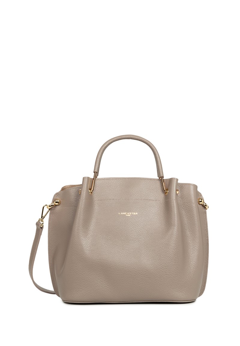 Sac à main en cuir texturé gris avec deux petites poignées, une bandoulière amovible et des garnitures dorées. Présente le nom de la marque imprimé sur le devant.