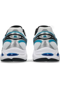 Białe i srebrne buty sportowe z siateczkowym wykończeniem, niebieskimi akcentami i czarną podeszwą. Posiadają technologię amortyzacji GEL.