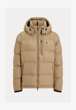 Chaqueta puffer color beige con capucha, cierre frontal y dos bolsillos laterales. Diseño acolchado con detalles en negro y un pequeño logo en el pecho.