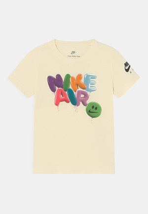Crèmekleurig Nike T-shirt met korte mouwen met kleurrijke ballonletters die 'NIKE AIR' spellen en een groene ballon met een neutraal gezicht aan de voorkant.