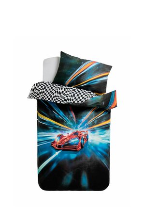 Einzelbett mit Bettwäsche, die ein rotes Rennauto mit blauen und orangenen Geschwindigkeitsspuren und einem schwarz-weißen karierten Kissenbezug zeigt.