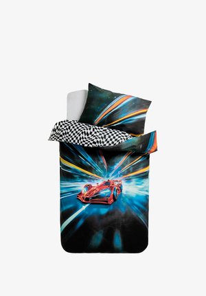 Einzelbett mit Bettwäsche, die ein rotes Rennauto mit blauen und orangenen Geschwindigkeitsspuren und einem schwarz-weißen karierten Kissenbezug zeigt.