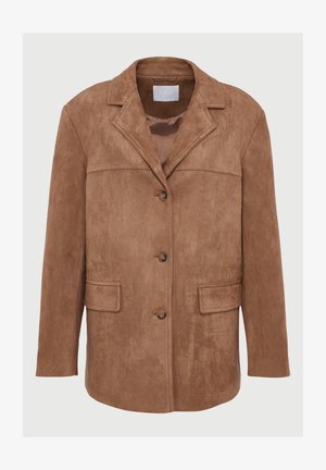 Blazer en daim marron avec revers à cran, fermeture à trois boutons, deux poches à rabat à l'avant et une doublure intérieure lisse semblable à du satin.