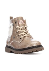 Botín dorado brillante con un acabado texturizado, cordones beige, acentos de felpa blanca, detalles en forma de estrella y una suela resistente.