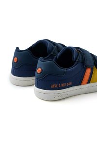 Sneaker blu navy con accenti arancioni e gialli, dotate di una fascia in velcro e la scritta "BUONA GIORNATA!" in arancione sul lato.