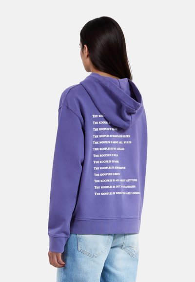 Felpa viola in cotone, con vestibilità comoda e un grande cappuccio. Il testo sul retro include frasi ripetitive in carattere bianco.