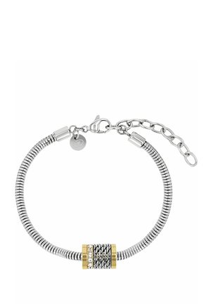 Pulsera de cadena de serpiente de plata con colgante cilíndrico con acentos dorados que presenta eslabones metálicos alternos y piedras de imitación claras, asegurada con cierre de langosta.