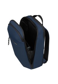 Zaino blu navy con due scomparti con zip, tessuto resistente, spallacci imbottiti e un interno nero testurizzato per una migliore organizzazione.