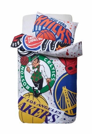 Bettwäsche-Set mit Logos von NBA-Teams, darunter New York Knicks, Boston Celtics, Los Angeles Lakers, Detroit Pistons, Golden State Warriors und Chicago Bulls.