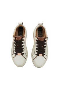 Sneakers bianchi con lacci marroni, con una pelle liscia, punta arrotondata e dettagli metallici sulla linguetta; design minimalista nel complesso.