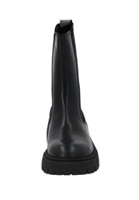 Bottine en cuir noir avec une finition lisse, des panneaux latéraux élastiques et une épaisse semelle en caoutchouc dotée de profil pour l'adhérence. Design minimaliste.