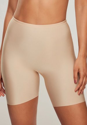 Shorts modellanti beige a metà coscia realizzati in materiale liscio ed elastico. Presentano una cintura senza cuciture e senza linee visibili.