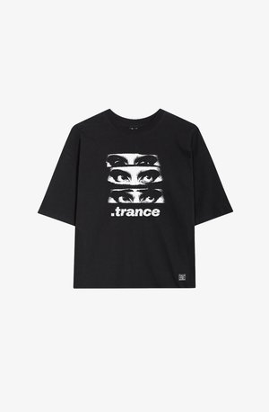 Camiseta de algodón negra con un gráfico de tres pares de ojos sobre la palabra ".trance" en texto blanco en negrita. Mangas cortas, ajuste relajado.