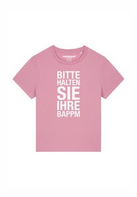 Roze T-shirt met korte mouwen, gemaakt van zachte stof, met verticale witte tekst die "BITTE HALTEN SIE IHRE BAPPM" leest. Eenvoudig ontwerp met ronde hals.