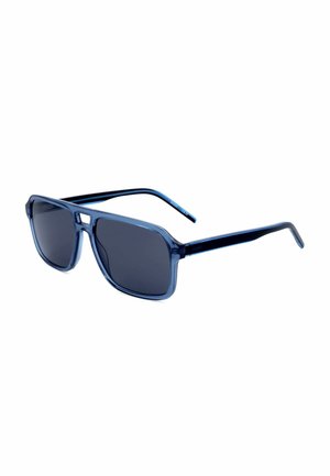 Occhiali da sole rettangolari traslucidi blu con lenti scure e aste dritte mostrati su sfondo bianco.