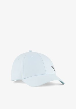 Casquette de baseball bleu clair avec une texture lisse, une visière incurvée et un logo métallique en accent sur le devant. Six œillets de ventilation présents.