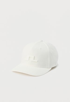 Gorra de béisbol blanca con un pequeño logo geométrico en relieve en la parte frontal, presentada sobre un fondo blanco liso.
