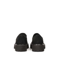 Scarpe in suede nero con suola in gomma spessa, caratterizzate da una parte superiore liscia e un design con taglio nella parte posteriore. Suola texturizzata per una migliore aderenza.