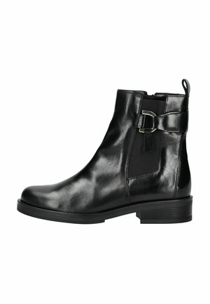 Bottines en cuir noir avec une sangle à boucle latérale, un panneau élastique, une languette de traction et un petit talon empilé, vues de l'extérieur.