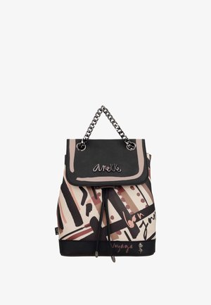 Wielokolorowy plecak z tkaniny o abstrakcyjnych wzorach, z czarnymi skórzanymi akcentami, łańcuszkowym uchwytem i zaciąganym zamknięciem. Zawiera detal z logo.