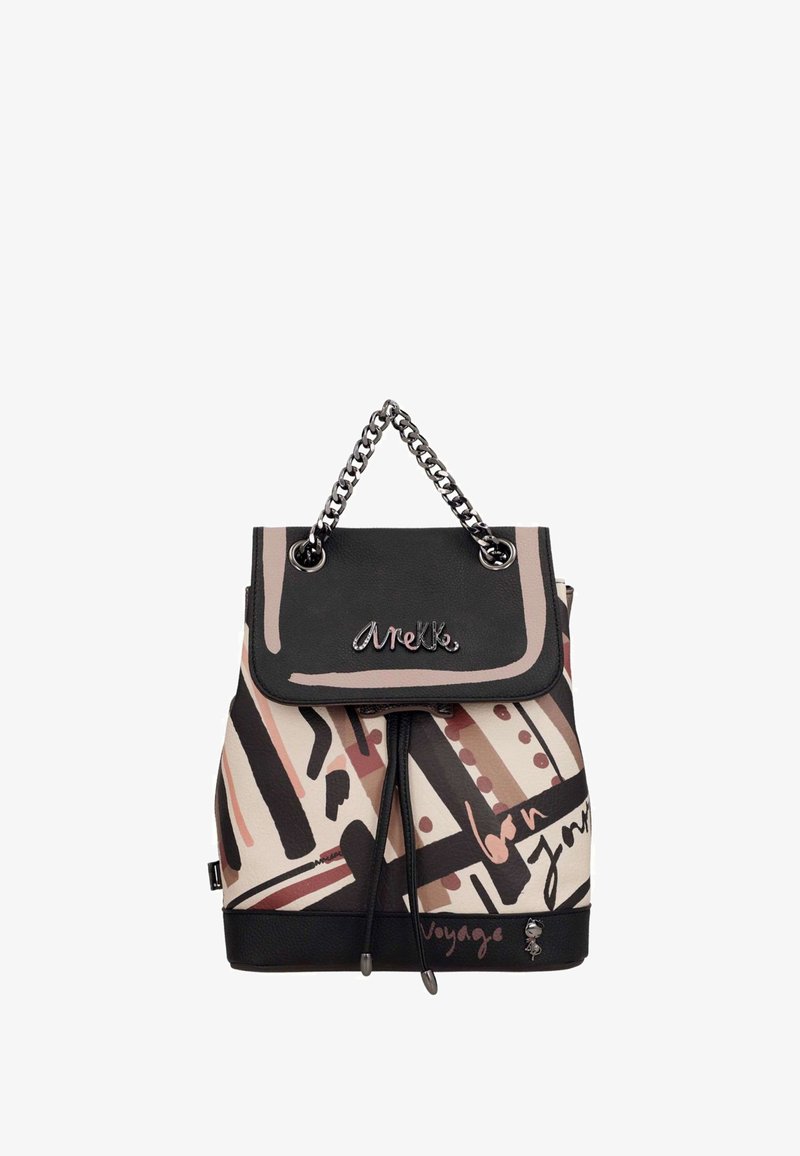 Zaino multicolore in tessuto con motivi astratti, dettagli in pelle nera, manico a catena e chiusura a coulisse. Presenta un dettaglio con logo.