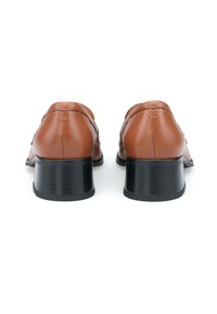 Bruine leren schoenen met een gladde textuur, ronde neus en een lage zwarte hak. Beschikt over eenvoudige stiksels en een klassiek ontwerp.