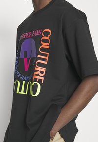 Versace Jeans Couture Triko s potiskem - black