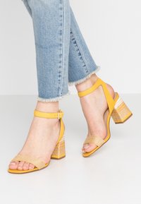 ALDO Páskové sandály  - mustard yellow