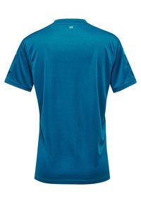 Teal treningstrøye med korte ermer, rund hals og flat sømkonstruksjon; har et lite logo på baksiden av nakken.