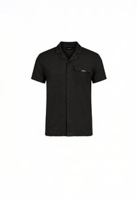 Μαύρο πουκάμισο με κοντά μανίκια και κουμπιά, με γιακά τύπου κάμπινγκ και μία τσέπη στο στήθος που έχει μια μικρή ταμπέλα στην πτυχή της τσέπης.