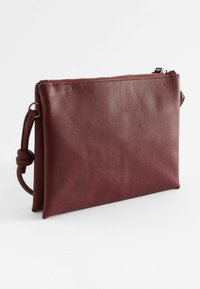 Next Taška cez plece - berry red