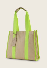 Borsa tote realizzata in tessuto beige con manici verde brillante. Presenta una finitura testurizzata e un'etichetta con logo in rilievo sul lato.