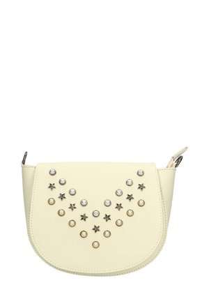 Borsa a tracolla in ecopelle color crema con decorazioni in metallo a forma di stelle nei colori argento, oro e nero. Chiusura a pattina, design curvo.