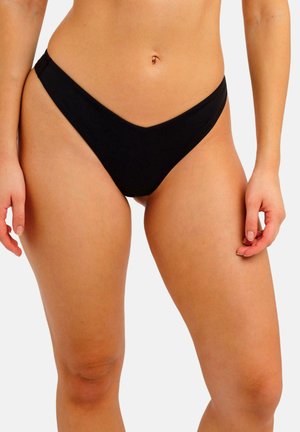 Bas de bikini noir avec une ceinture en forme de V, fabriqué en tissu lisse. Le design présente une couverture minimale et des ouvertures pour les jambes montantes.