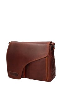 Borsa messenger in pelle marrone con chiusura a patta, dotata di tasche laterali e dettagli di cucitura, texture liscia e tracolla regolabile.