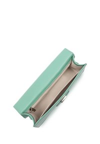 Mintgroene leren portemonnee met een soepele afwerking, rechthoekige vorm en een beige interieur. Beschikt over een klapsluiting en een ritsvak.