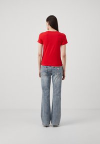 Guess Jeans SLIM LOGO EMB - Potiskana majica - cherry bloom